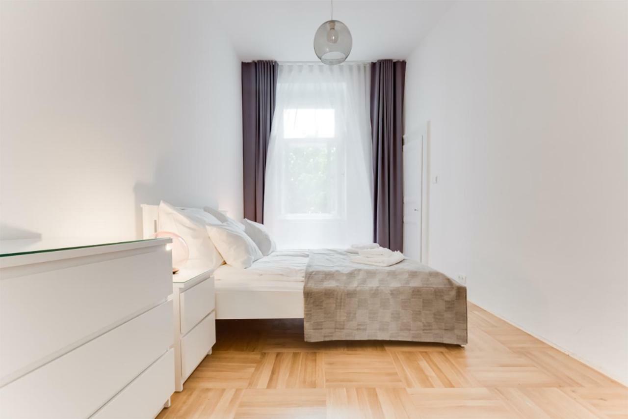 The Dancing House Residence, Two Bedroom Apartment With Balcony Near River! Prague Extérieur photo
